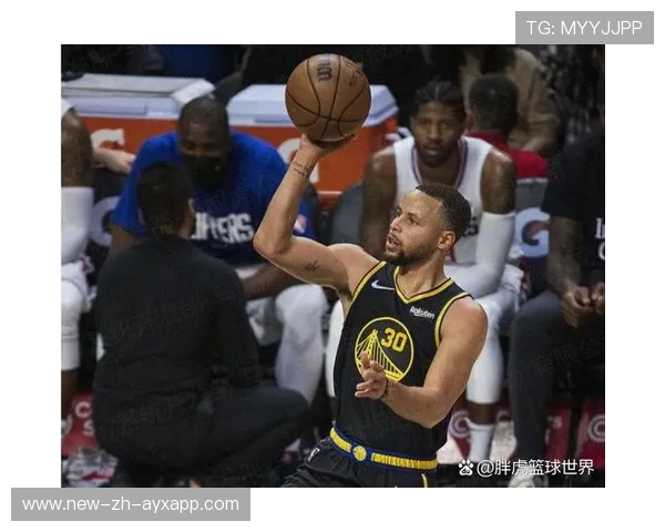 勇士灵活跑位撕开对方防线